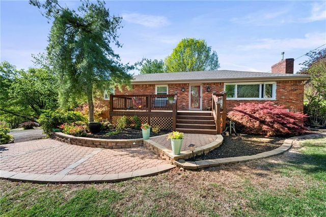 17307 E Courtney Atherton Road, Independence, MO 64058