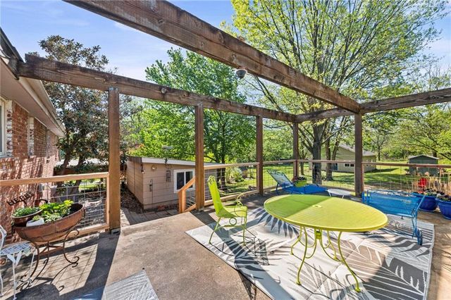 17307 E Courtney Atherton Road, Independence, MO 64058