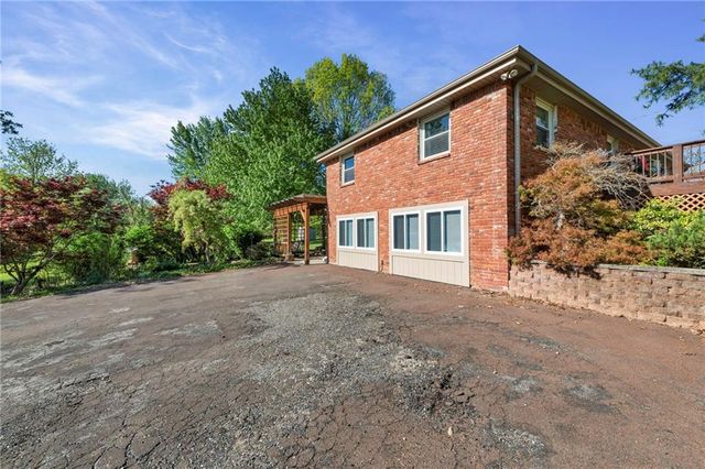 17307 E Courtney Atherton Road, Independence, MO 64058