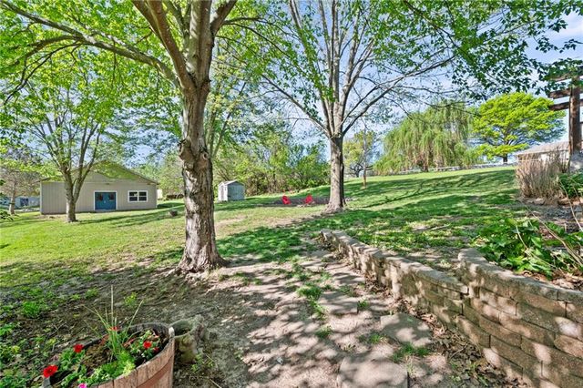 17307 E Courtney Atherton Road, Independence, MO 64058