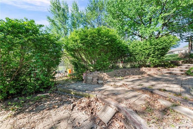 17307 E Courtney Atherton Road, Independence, MO 64058