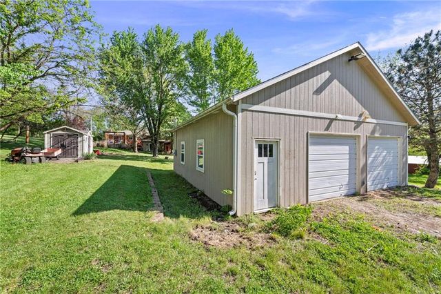 17307 E Courtney Atherton Road, Independence, MO 64058