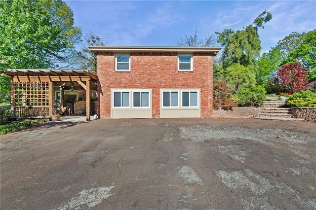 17307 E Courtney Atherton Road, Independence, MO 64058