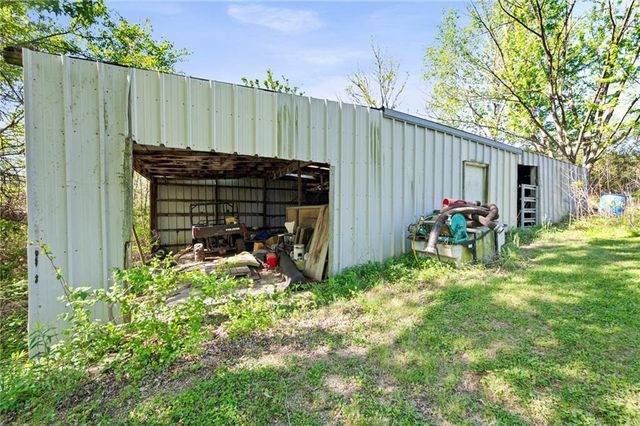 17307 E Courtney Atherton Road, Independence, MO 64058