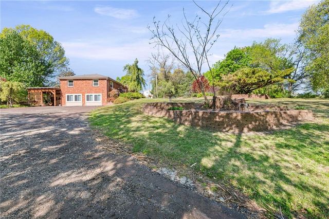 17307 E Courtney Atherton Road, Independence, MO 64058