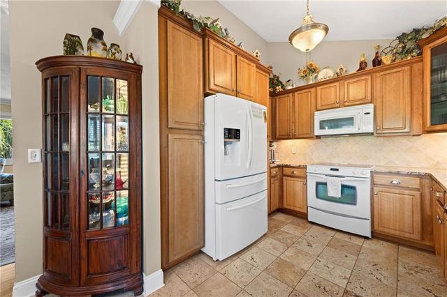 17307 E Courtney Atherton Road, Independence, MO 64058