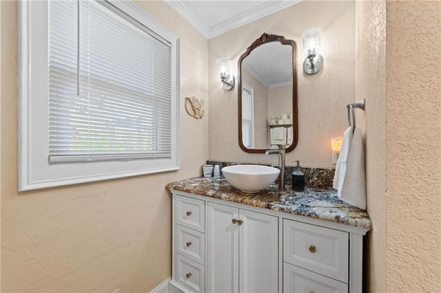 17307 E Courtney Atherton Road, Independence, MO 64058