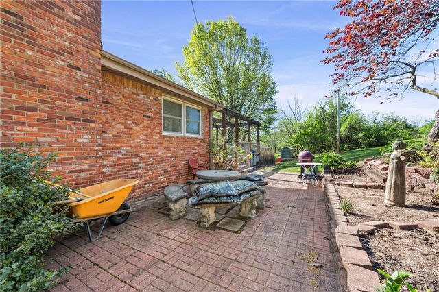 17307 E Courtney Atherton Road, Independence, MO 64058
