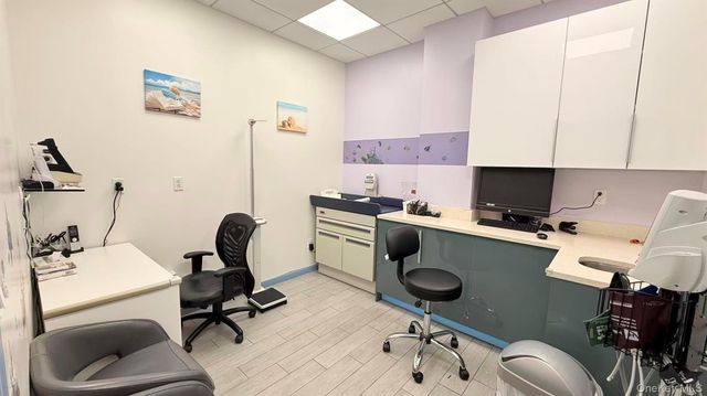 131-07 40th Road E33, Flushing, NY 11354