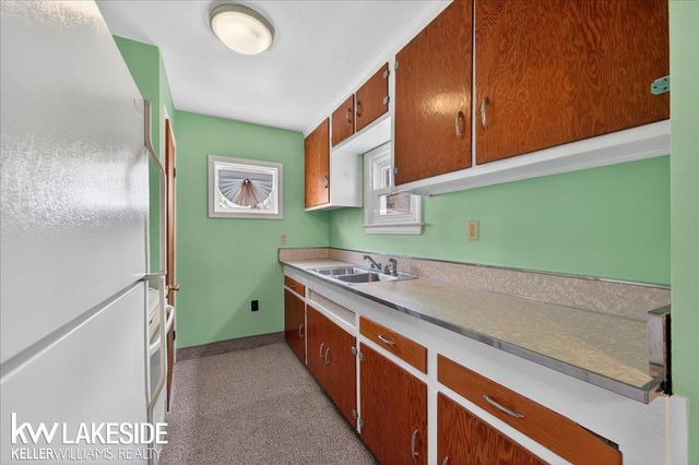 27377 Pinehurst Drive, Roseville, MI 48066
