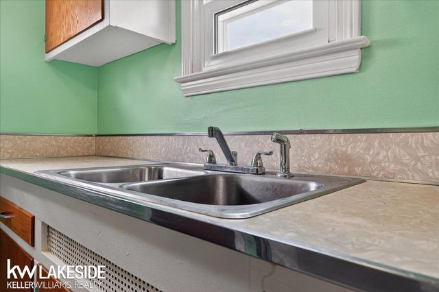 27377 Pinehurst Drive, Roseville, MI 48066