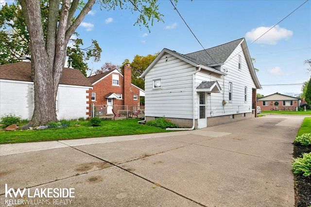 27377 Pinehurst Drive, Roseville, MI 48066
