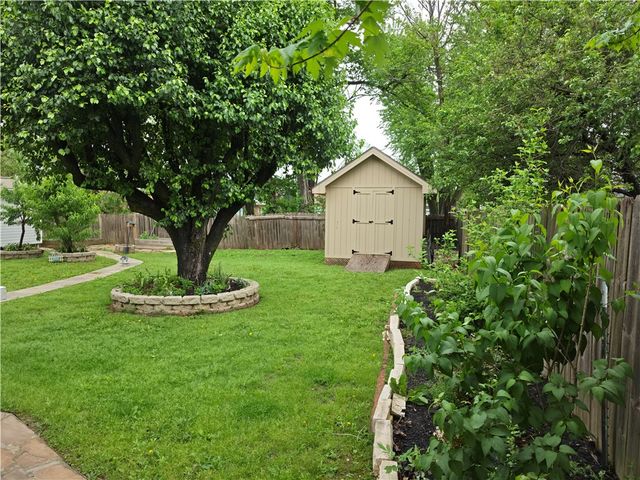 1001 11th Street, Bentonville, AR 72712