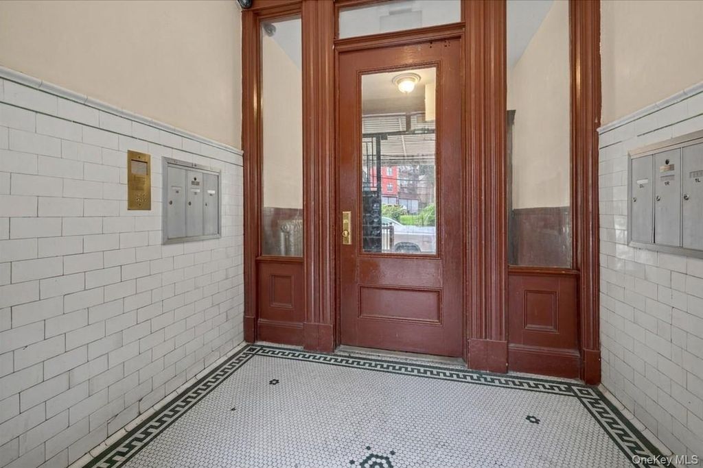 27 Saratoga Avenue, Yonkers, NY 10705 — photo 4