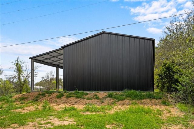 210 A N Brazos Street, Burton, TX 77835