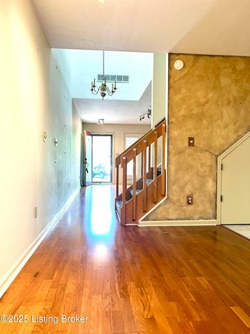 429 Ledgeview Park Dr, Louisville, KY 40206