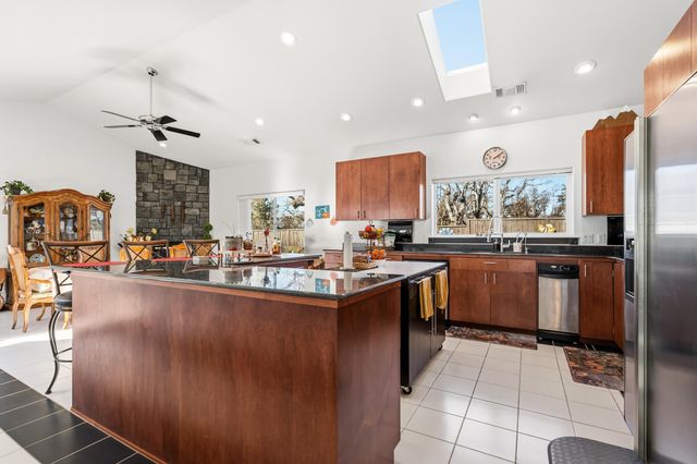 875 N Mountain Avenue, Central Point, OR 97502