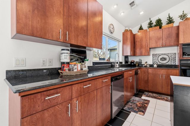 875 N Mountain Avenue, Central Point, OR 97502