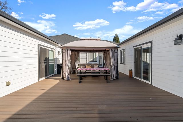 875 N Mountain Avenue, Central Point, OR 97502