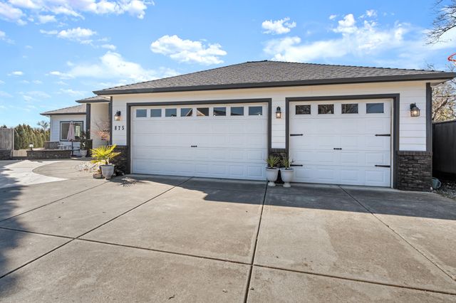 875 N Mountain Avenue, Central Point, OR 97502