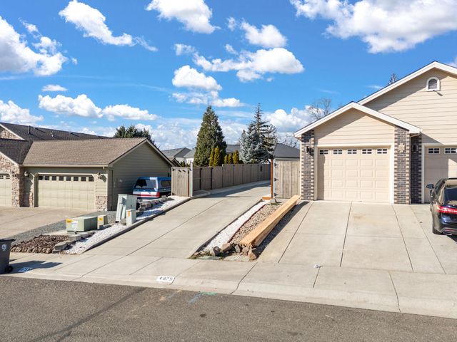 875 N Mountain Avenue, Central Point, OR 97502