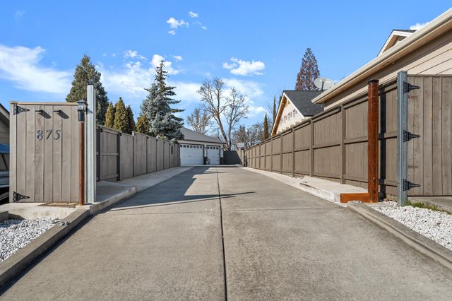 875 N Mountain Avenue, Central Point, OR 97502