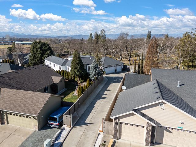 875 N Mountain Avenue, Central Point, OR 97502
