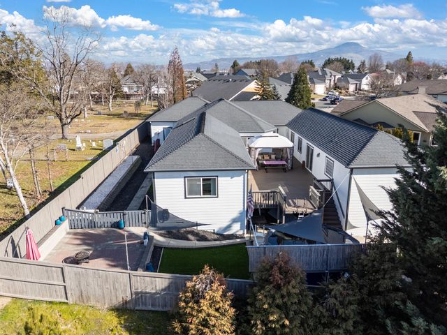 875 N Mountain Avenue, Central Point, OR 97502