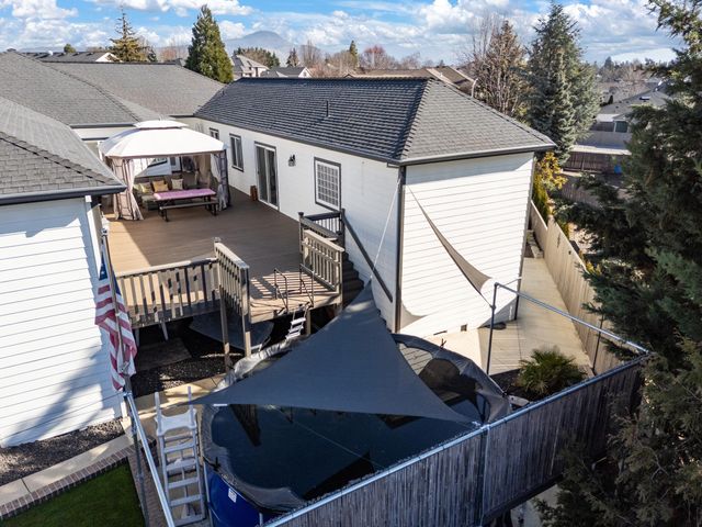 875 N Mountain Avenue, Central Point, OR 97502