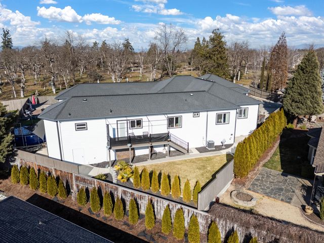 875 N Mountain Avenue, Central Point, OR 97502