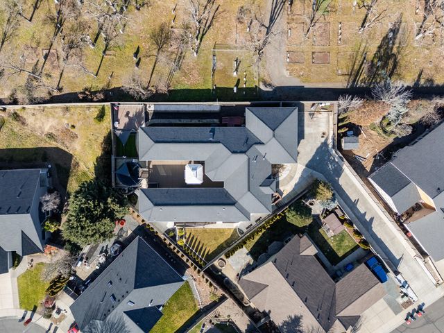 875 N Mountain Avenue, Central Point, OR 97502