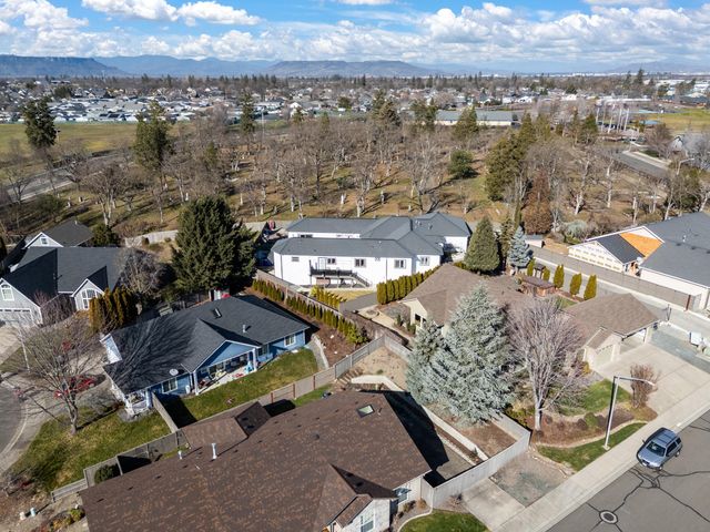 875 N Mountain Avenue, Central Point, OR 97502