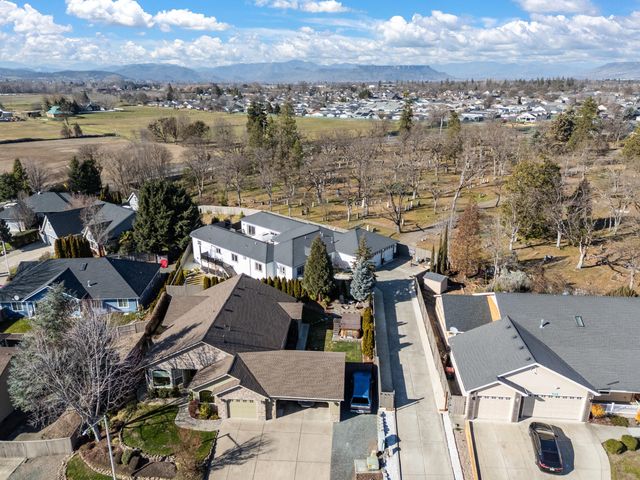 875 N Mountain Avenue, Central Point, OR 97502