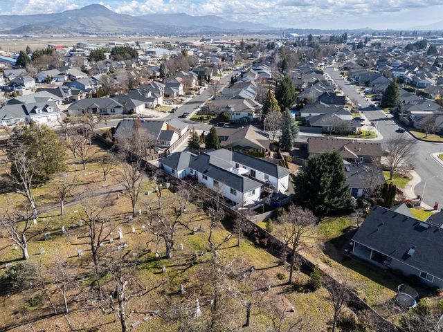 875 N Mountain Avenue, Central Point, OR 97502