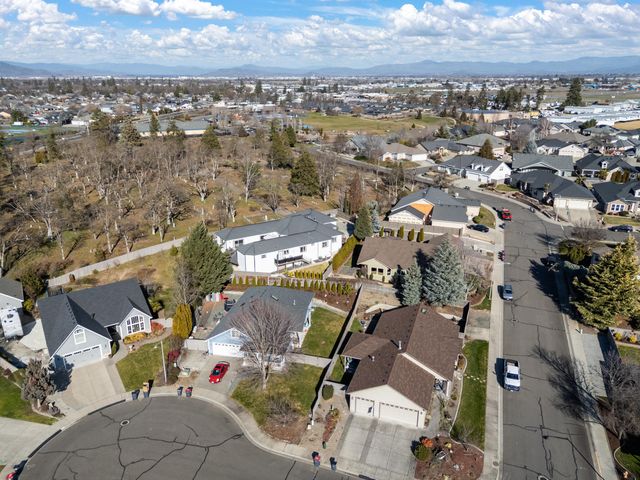 875 N Mountain Avenue, Central Point, OR 97502