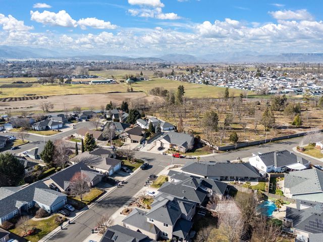 875 N Mountain Avenue, Central Point, OR 97502