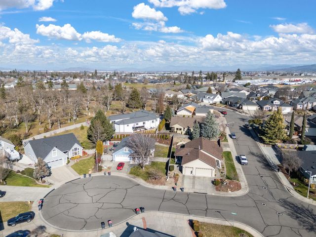 875 N Mountain Avenue, Central Point, OR 97502