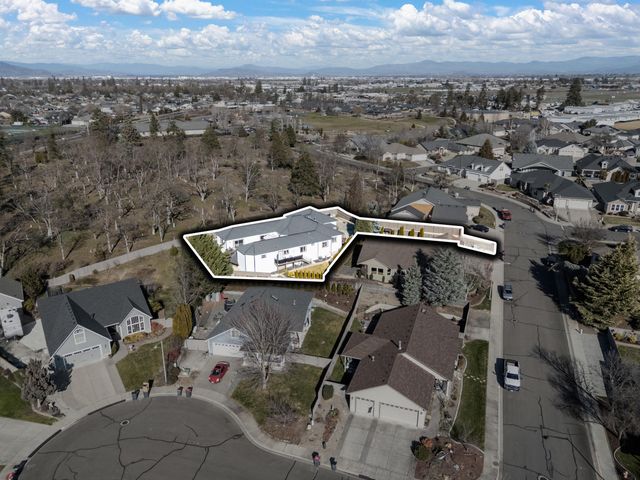 875 N Mountain Avenue, Central Point, OR 97502