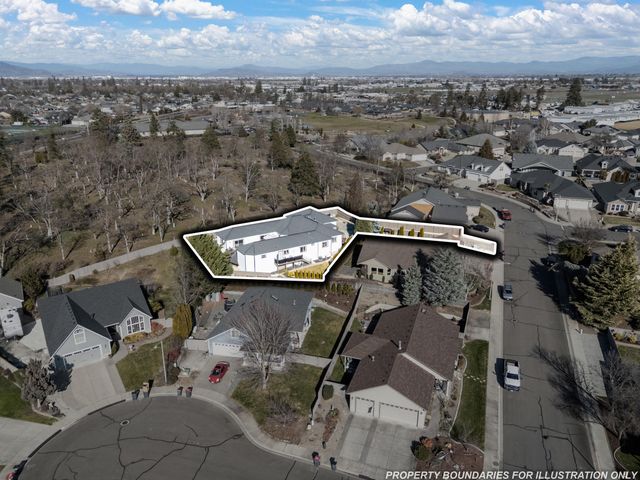 875 N Mountain Avenue, Central Point, OR 97502