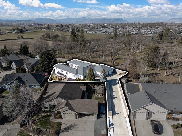 875 N Mountain Avenue, Central Point, OR 97502