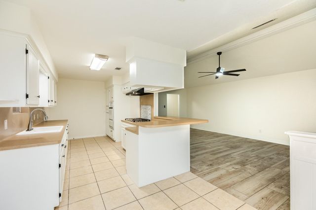 112 Pine St, Lake Jackson, TX 77566