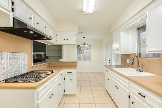 112 Pine St, Lake Jackson, TX 77566