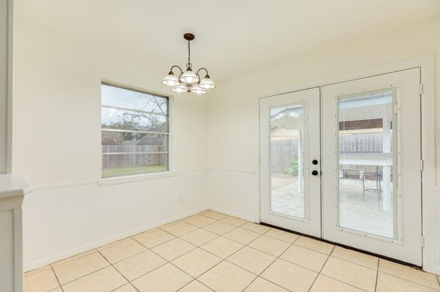 112 Pine St, Lake Jackson, TX 77566