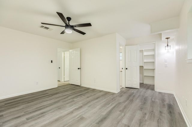 112 Pine St, Lake Jackson, TX 77566