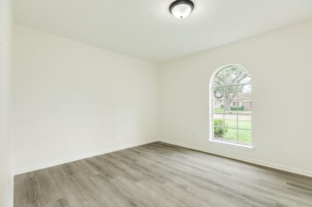 112 Pine St, Lake Jackson, TX 77566