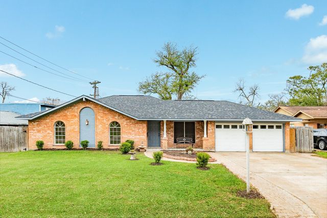 112 Pine St, Lake Jackson, TX 77566