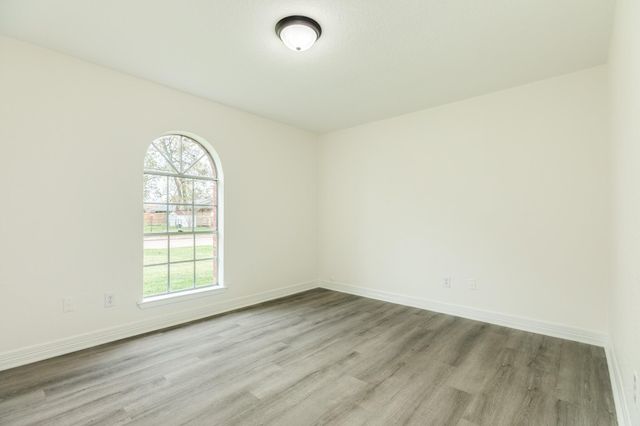 112 Pine St, Lake Jackson, TX 77566