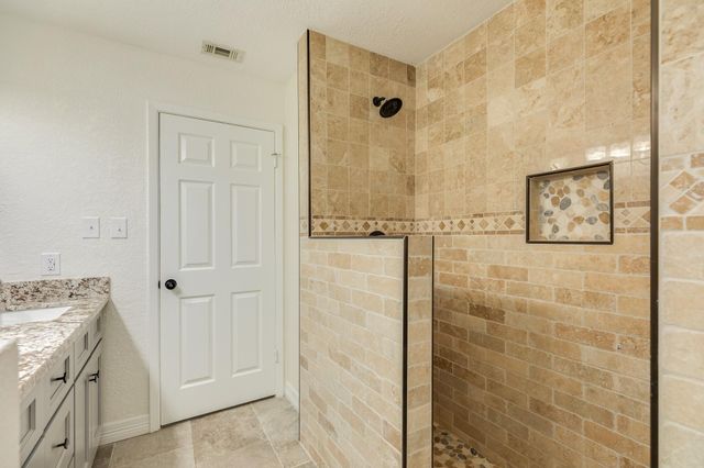 112 Pine St, Lake Jackson, TX 77566