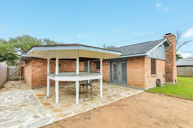 112 Pine St, Lake Jackson, TX 77566