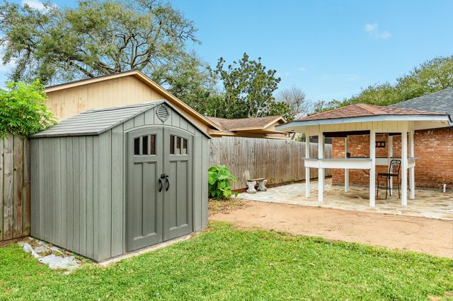 112 Pine St, Lake Jackson, TX 77566